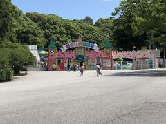 もっと進むと広場が出てきて遊園地が見えています。