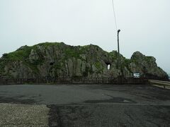 角に看板があったので、すぐ近くの千騎ヶ岩へ。特に説明の看板もないのでこの岩の事？と疑問に思いながらもとりあえず見たという感じ。