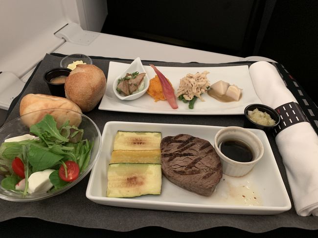 離陸後１時間ちょっとでサーブされました。私は洋食をチョイス。<br />メゾンカイザーのブレッド、サラダ、上の皿は鶏胸のマスタード、蒸し鮑の肝ソースなどで、メインは牛フィレのグリル<br />すべて美味でした！