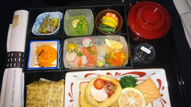 奥様は和食を選択。<br />じゅんさいの酢の物、あさり入りさしみこんにゃく、海老とアスパラズとズッキーニの山椒風味、魚介のサラダ仕立てで、メインは黒毛和牛のトマトすき焼きとサーモンの味噌焼きでした。<br />こちらもうまそ～