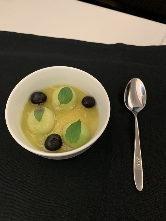 デザートはノンアルコールのワインゼリー でしたが、これは和食用らしくて、食べた後に洋食用も勧められたが腹いっぱいだったので断りました(笑)