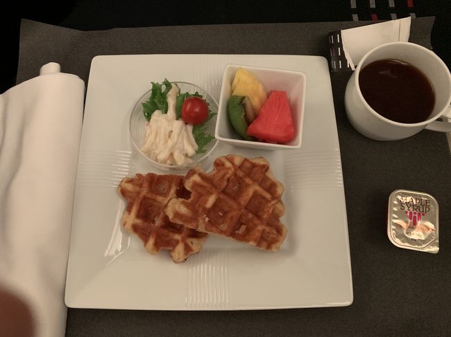 食後すぐにシートをフラットにして寝ました。<br />４時間ぐらい寝て、到着１時間３０分前くらいに軽食をいただきました。<br />ハワイ時間の９時ころで、日本時間で言えば朝方の４時。普段なら食べない時間だけど、ハワイモードにするため食べました（笑）