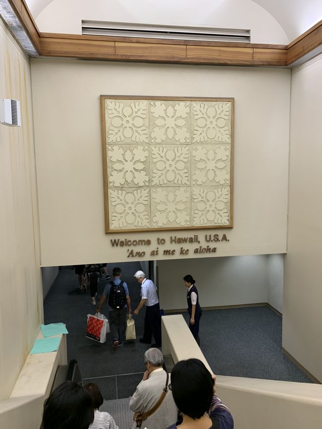 皆さんが撮影するボードを撮影！<br />もう一箇所は幕がかけられていた、結構前から幕かかったままでは？<br /><br />入国審査場はすごい並び！で誘導されたのが機械（キオスク）で審査するところ、<br />日本語も対応しているので簡単に終わった。しかし、なぜか審査官の居るところに誘導され審査を再度受けやっと終了。外に出るまで５０分くらい掛かった(＞＜)