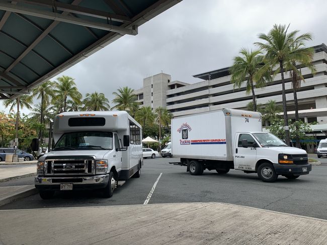 シャトルバス乗り場にきました。ちょっと曇ってますね～<br />ＪＡＬＯＡＬＯカードで予約していたロバーツ・ハワイ<br />料金は１人片道チップ込みで１３ドル！割引されてるからお得でした♪