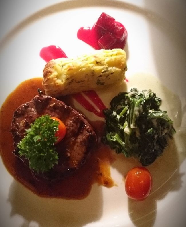 メインお肉。<br />牛肉ですが、柔らかくて美味しかった。