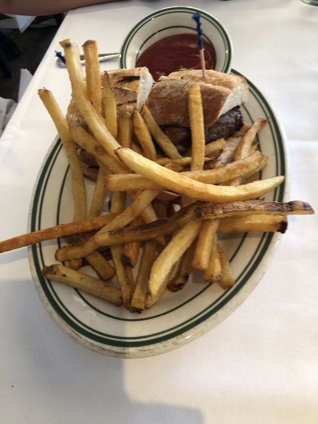 夫はステーキスライダー<br />ポテトも冷凍ではなく<br />ジャガイモをそのままあげてるようで<br />とても美味しかったです