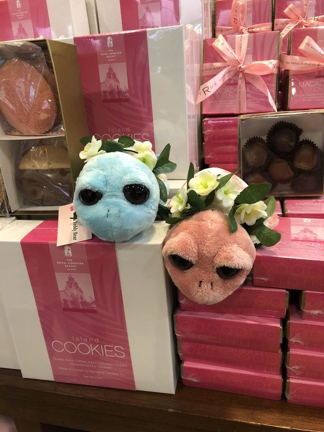 ウミガメさんの背中には<br />ロイヤルハワイアンホテルと<br />刺繍が入ってます！<br />青のも買おうかとしたら<br />レジのおばちゃまが<br />青いウミガメさんは<br />モアナサーフライダーで買えば<br />モアナサーフライダーと刺繍してありますょ！と<br />教えてくださいました～