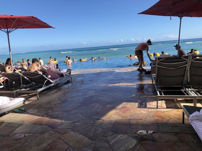 の前に<br />シェラトンワイキキを散策！<br />さすがマンモスホテル！<br />すんごい人です！<br />エレベーターも10機ほどありましたー<br /><br />このインフィニティプール<br />入ってみたいです～(＞＜)<br />気持ち良さそう～