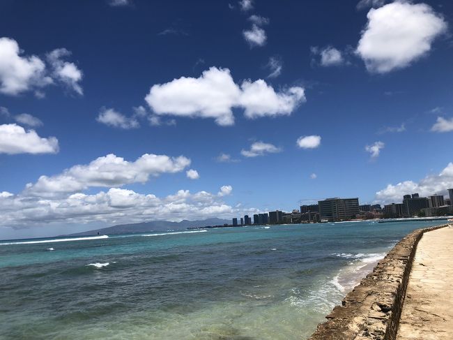 7／1（月）<br />6日目の朝。<br />今日から7月スタート。<br />カイマナビーチへシュノーケルしに<br />ブランチに<br />バーガーキングを買って<br />向かいます