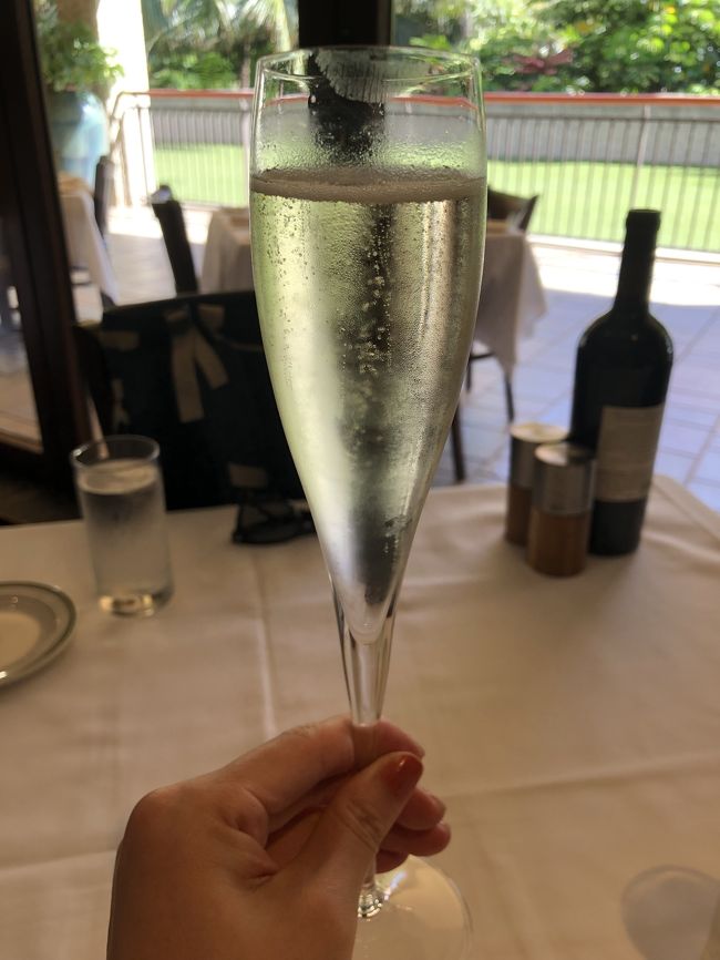 まずはシュワシュワで乾杯<br /><br />高級店にしてスパークリングが<br />7＄とは<br />安い。