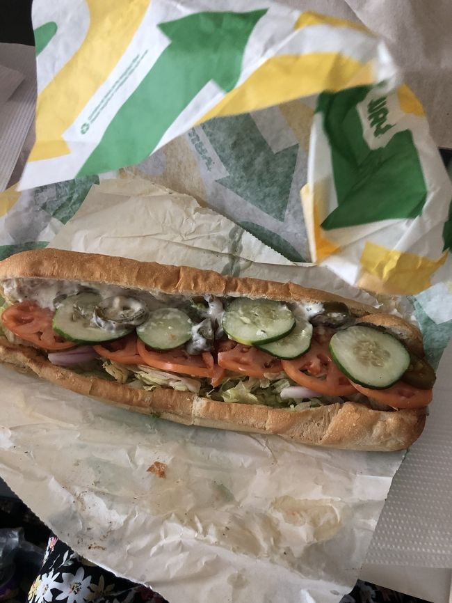 たくさん食べたので<br />お互い夜はあまりお腹が空かず<br />SUBWAYの<br />ローストチキンのサンドイッチを<br />食べました！<br />久々生野菜を食べたきがする。<br /><br /><br />明日はThe Busでまたハレイワに行きます！<br />夫と二人で行き方を<br />調べまくりました～！！