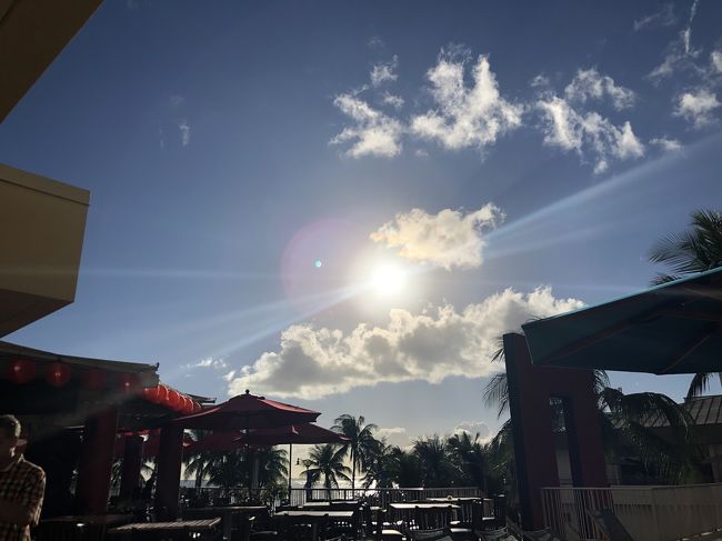 ホテルのプールから。<br />たくさん食べたので少しお昼寝しました～！<br /><br />綺麗な景色見て<br />たくさん食べて<br />好きな時にお昼寝<br /><br />最高です～ヽ(´∀｀)ﾉ