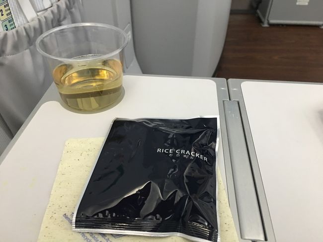 最初におかきと飲み物がサービスできます。<br />最前列なので一番に来ました。<br />スパークリングワインを飲んで、思い出に浸ってました