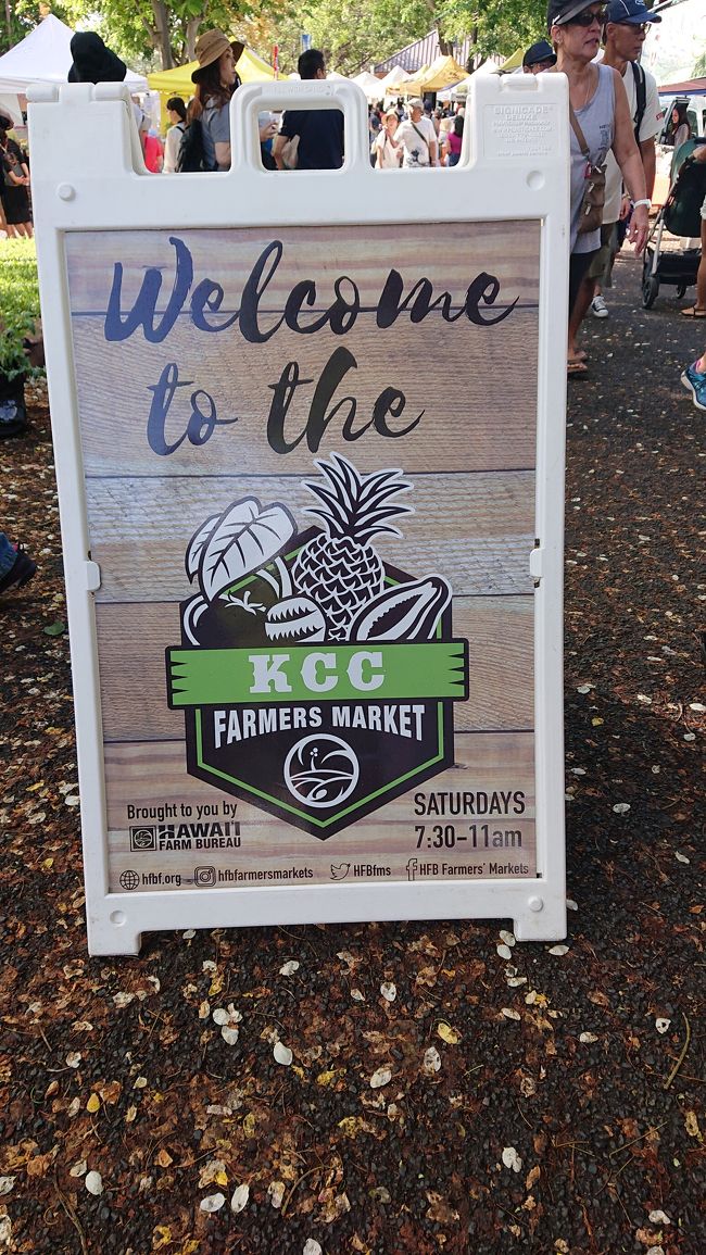三日目の朝ごはんは、ここKCCマーケット。<br />本当はレアレアバスに乗るつもりで、デュークカハナモクの前にあるバス停で待っていたのだけど・・・満員で乗れない(ToT)/~~~<br />仕方なくモアナサーフライダーまで歩いてタクシーを呼んでもらった。<br />これだったら泊まってるホテルからタクシーに乗ればよかった。<br />HISも少し考えてくれればいいのに・・（バスの増発とか）