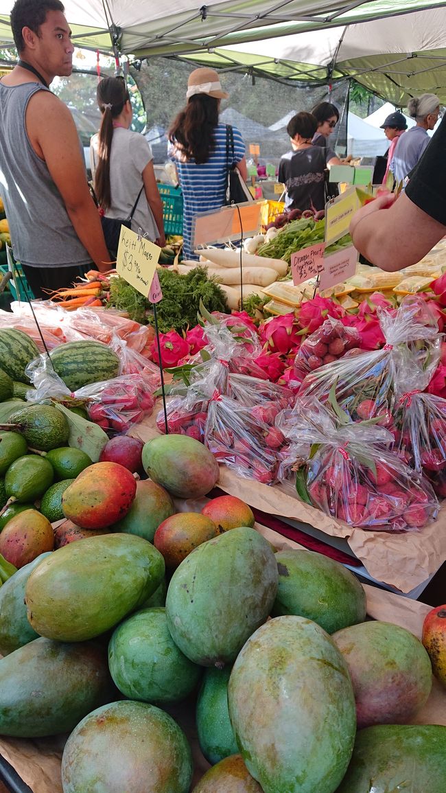 ここでカットフルーツを作ってもらって・・
