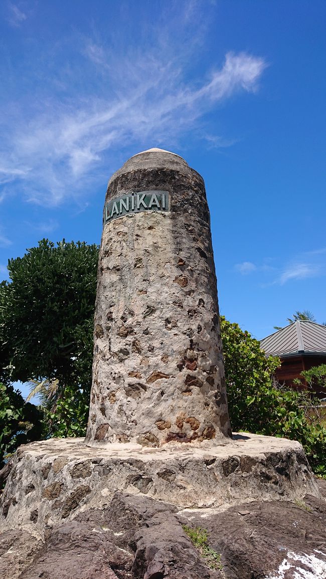 青い空にそびえたつラニカイLANIKAIの文字。<br />残念ながら、ラニカイビーチにはトイレがありません。<br />フラの神様が、トイレをお造りになる事を許さなかったので・・笑<br />カイルアビーチに移動<br />（海でするのは失礼だからね）