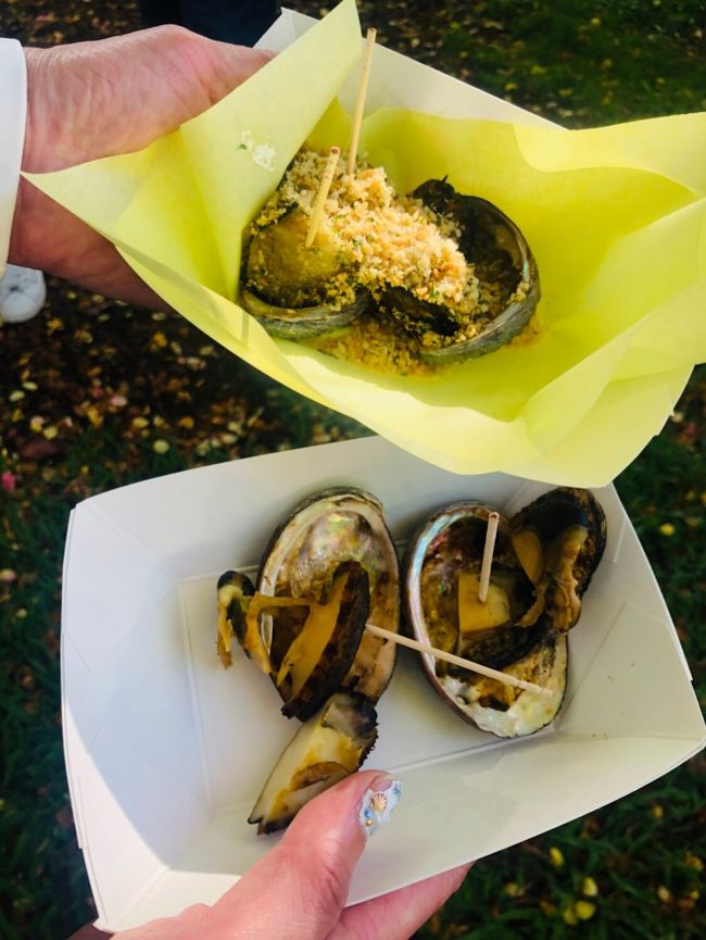 アワビに並んでる友人と合流してシェア(^O^)<br />メッチャ新鮮で美味しい