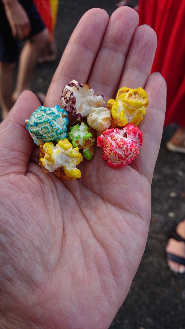 カラフルなポップコーンは・・味見だけ(笑)
