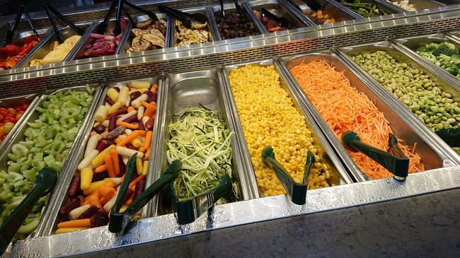 カイルアタウンに到着して、ビーチで食べるお弁当を調達。<br />ホールフーズのデリは種類がいっぱい