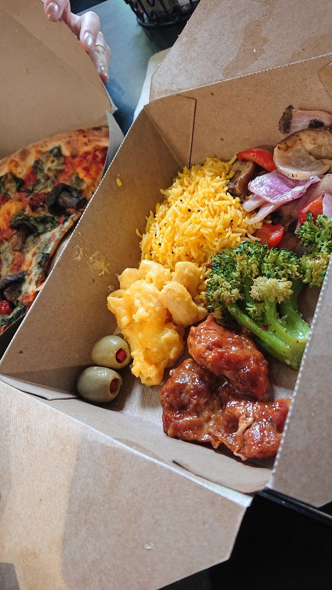 おかずやピザも買って～いざビーチへ！！