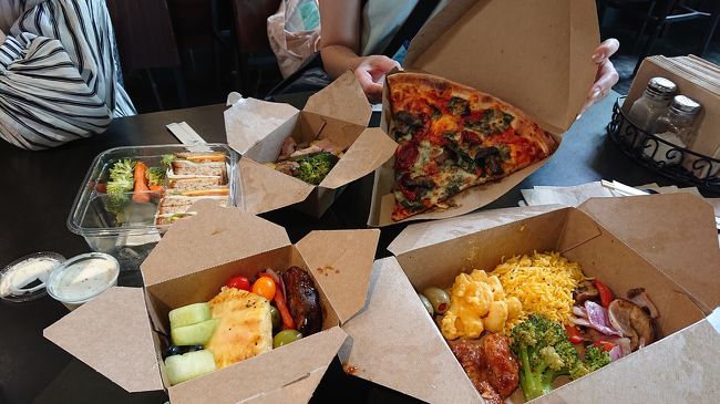 と思ったら・・あまりに外が暑くて挫折(笑)<br />店内のイートインスペースで食べる事に