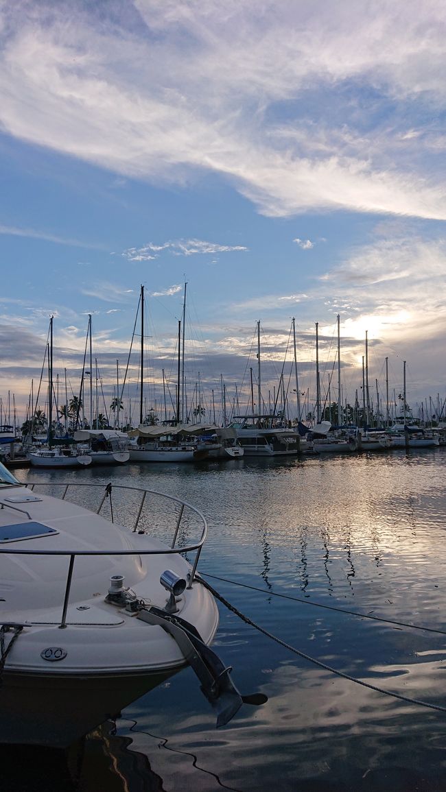 再びザ・バスに揺られてアラモアナで降りて、夕陽を見るためにヨットハーバーまで徒歩徒歩ﾄﾎﾎ