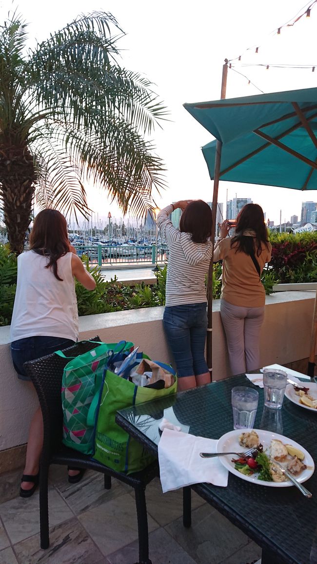 それが大正解で・・徐々に空が赤くなってきて、ビールも食事もほったらかしで夕陽に夢中(笑)