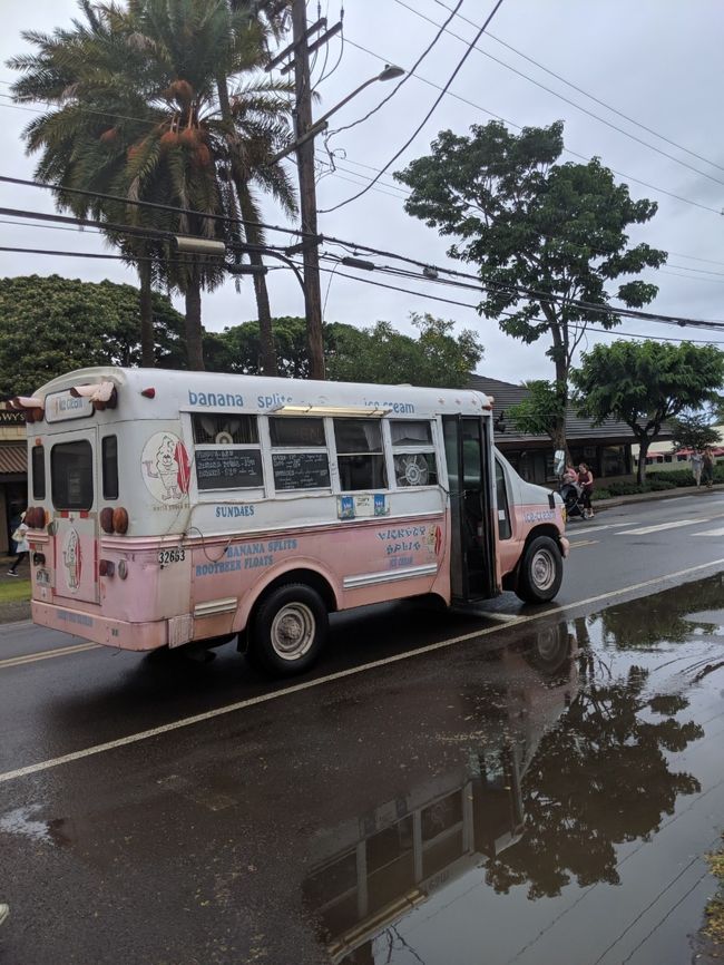 カイルアタウンにはこんなかわいいバスも走ってる