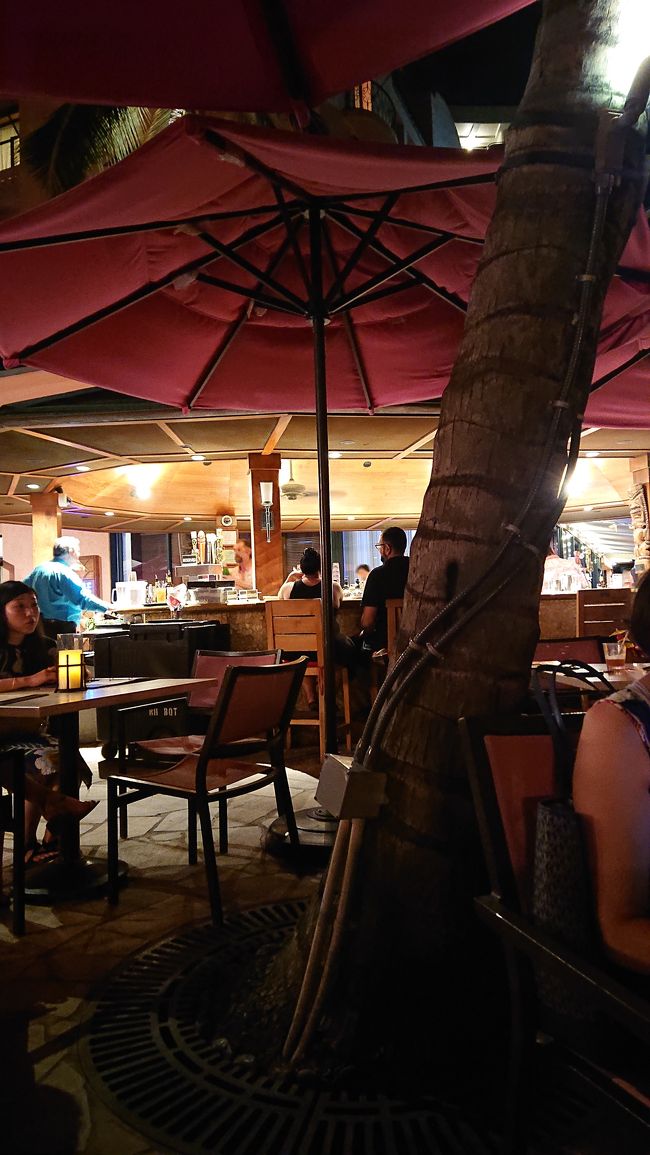 ビーチサイドの「マイタイ」に入って・・