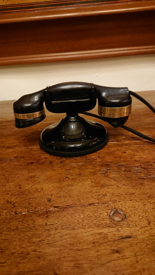 お腹がいっぱいになったところでロイヤルハワイアン散策<br />こんなかわいい電話を発見