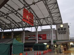 　朝の長崎駅です。
　雨は相変わらず降っています。