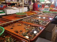 市場の中にはいろいろな魚介類がいっぱい