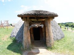 10時のバスに飛び乗り、遺跡と美術館へ。
まずは暑いのは承知で三内丸山遺跡へ。
実は無料。しかもボランティアのガイド付き。これはすごい。