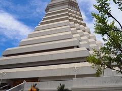 あまりここについての知識はなかったけれど、ワット＝寺院、パク＝口、ナム＝河　だそう。2012年に完成した新しいお寺。