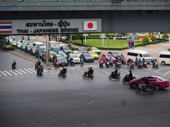 14:30
ルンピニー公園に屋台があったなと思いシーロム駅で下車。
タイと日本の橋？