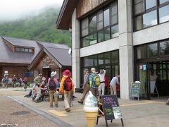 栂池山荘前

ここには、栂池ヒュッテと栂池山荘が並び、
宿泊や食事ができます。　