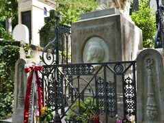 ショパンのお墓があるパリ20区、Cimetières du Père Lachaise  ペール・ラシェーズ墓地

多くの花が飾られていた。また参拝に訪れる人も多くいた
