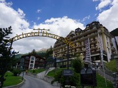 Zermatt の宿は「パークホテル ボー シット」、ジュニアスイートマウンテンビューというカテゴリー。
ここはガソリン車が走っていないので、電気自動車で駅まで迎えに来てもらいました。