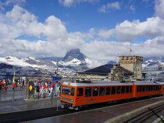 ３日目。
ゴルナーグラート登山鉄道で登り始めるもすぐ雨に 涙

どうなることやらと思っていたら、着くころには何とか晴れてきました。