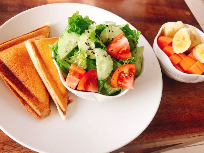 別の日のホットサンド<br /><br />メインはこの3種類でホットサンドにはサラダが付きます。<br /><br />サラダが美味しくてホットサンドも量的にちょうど良くてリピートしたメニュー。<br /><br />カットフルーツはずっと同じ バナナ パパイヤ パイナップル でした。<br /><br />コーヒー紅茶はティーポットでたっぷりいれてきてくれます。<br /><br />お味は...ずば抜けて ”なんじゃこりゃあ” みたいな美味しさはなく普通ですね。<br /><br />朝ご飯は昨年泊まった Puri Cantik が断トツ1位の美味しさよ(ᵒ͈̑ڡᵒ͈̑ )