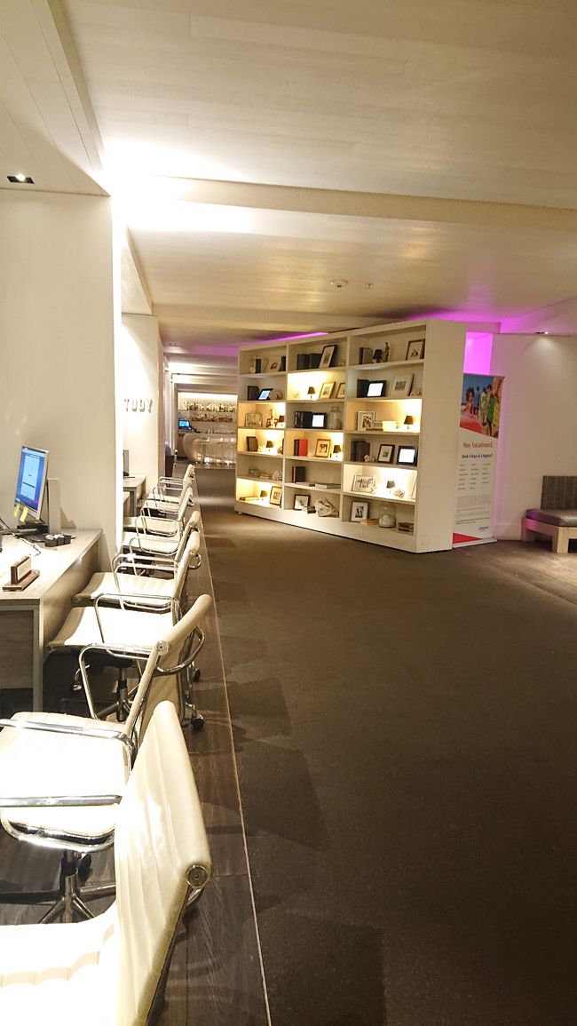 夜はこーなるらしい。奥はバー。ここも遅くまで賑わってました。お酒飲む人なら楽しいんだろうなー♪<br />とゆーわけで１日目はもう写真撮ってなかったです(笑)<br />