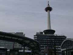 16:50　京都駅に到着。バスの時間までにはまだ1時間ありますが、このくらい余裕を持っておかないともしもの時に対応できなくなります。