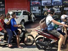 【小型バイクで二人乗り・三人乗り】

ああ～、こういう光景を見ると、東南アジアに戻ってきた感をど～んと感じます。