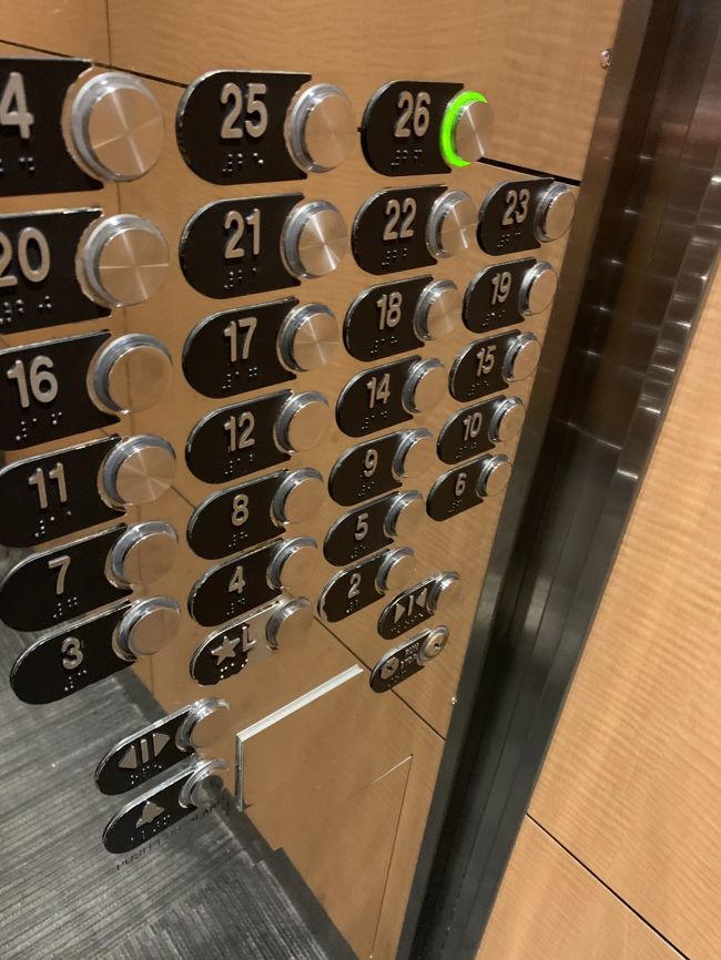 期待してエレベーターに乗り２６階のボタンを押しました（笑）