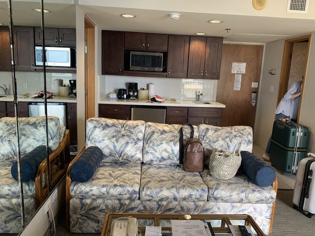 キッチンもあります。ただし、コンロはありません。料理の予定は無いので良いのですが、お湯を沸かしたいので、３階のリネン室に行って借りました。