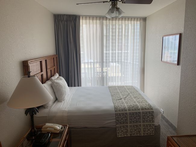 入り口から右手に行けばベッドルームがあります。<br />奥様がここを使い、私は引き出し式のマーフィーベッドを使いました。