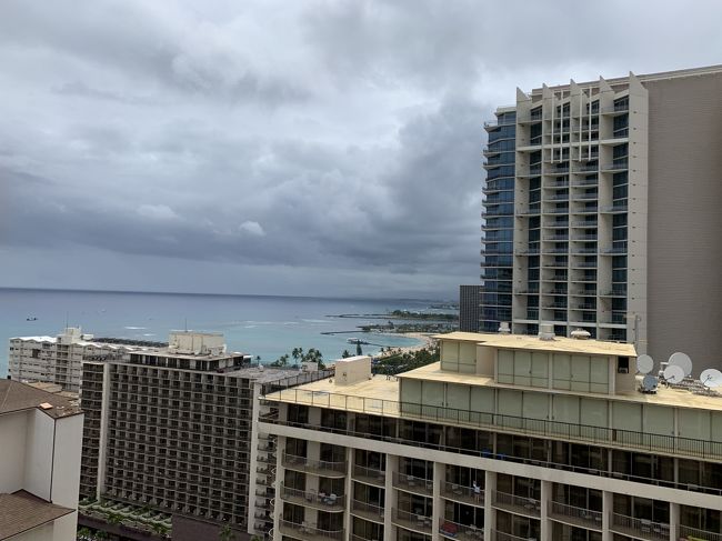 ラナイからの眺め。手前がエンバシースィーツ奥がトランプタワーです。<br />曇っていますが、いい眺めです♪