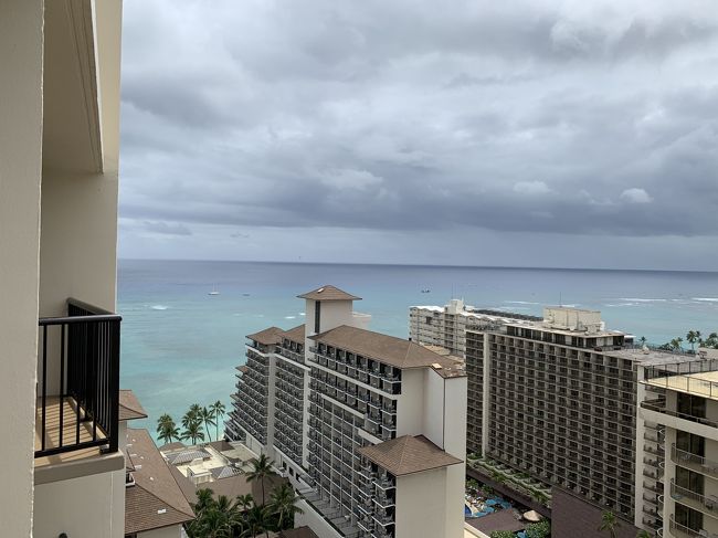 左側を見ればハレクラニ越しの海♪