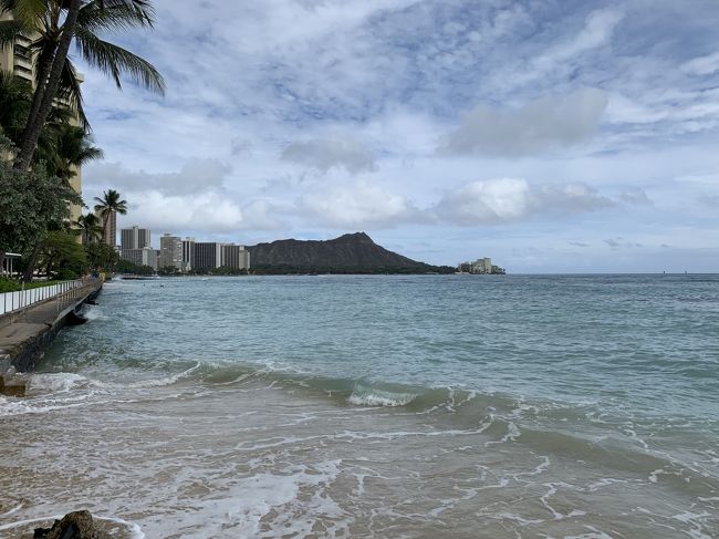 アウトリガーとワイキキショアの間の小道を通りビーチへ<br />眺めが最高！！