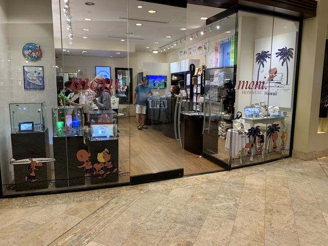 シェラトン１階にある日焼けスヌーピーの店モニホノルルをみて<br />ビーチウォークを通りホテルに戻りました。